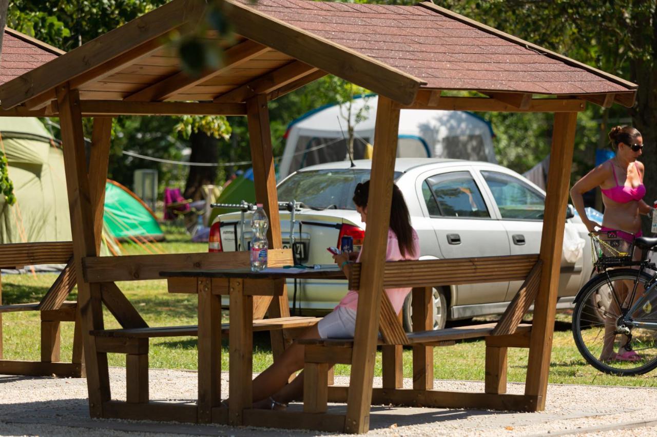 שיופוק Aranypart Camping & Apartments מראה חיצוני תמונה
