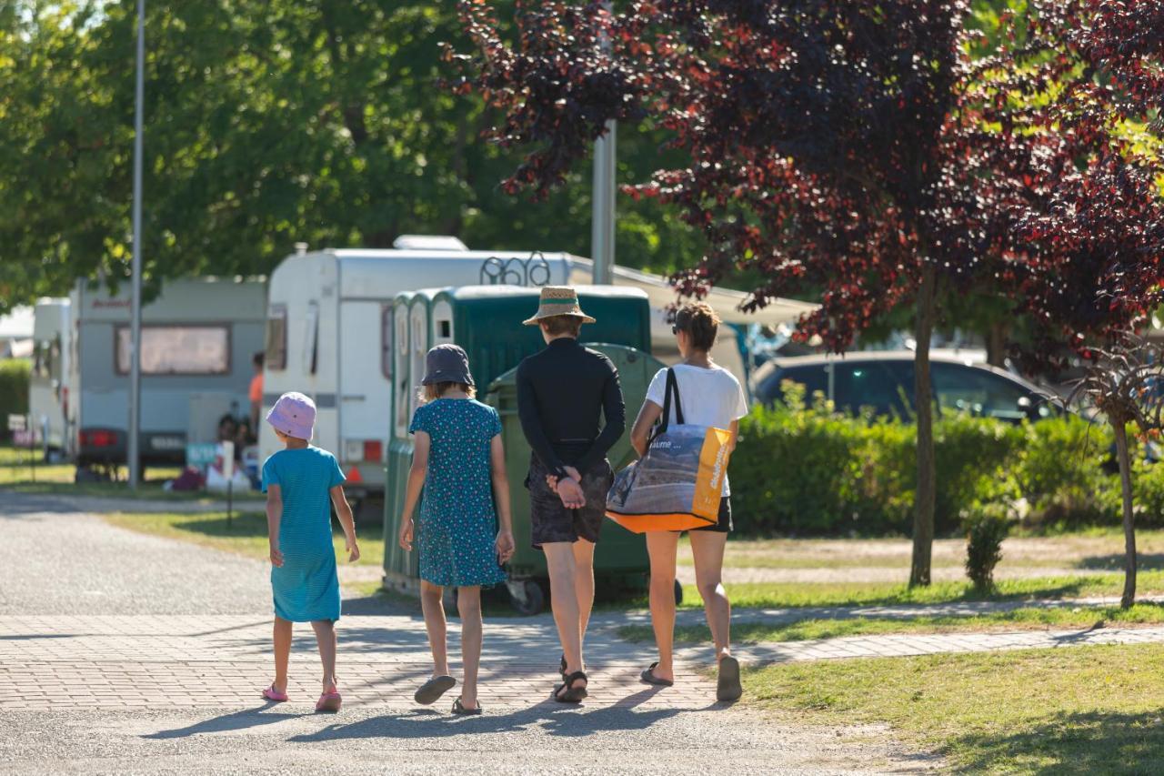 שיופוק Aranypart Camping & Apartments מראה חיצוני תמונה
