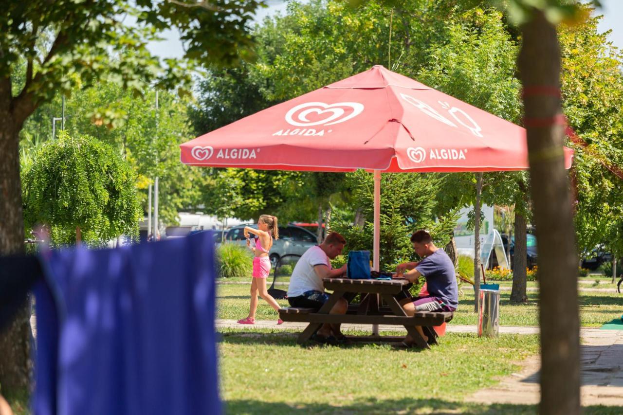 שיופוק Aranypart Camping & Apartments מראה חיצוני תמונה