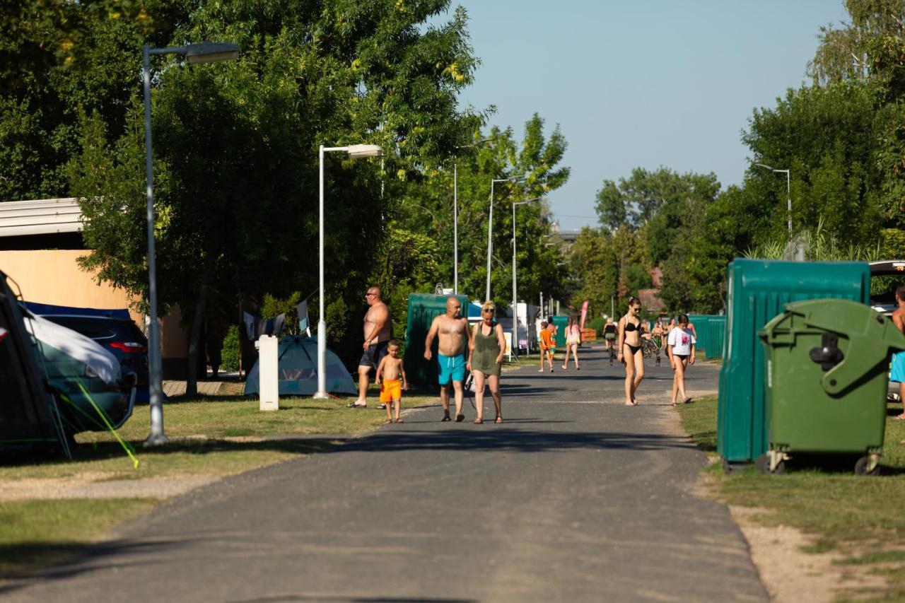 שיופוק Aranypart Camping & Apartments מראה חיצוני תמונה
